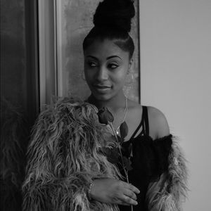 Meet your Posher, Mackeshia